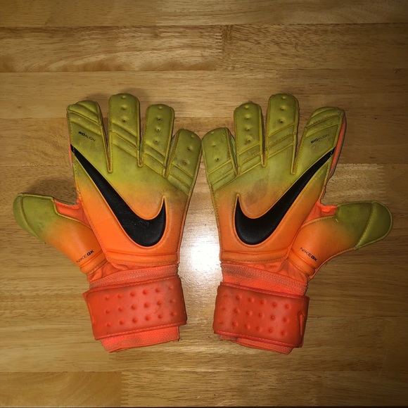 Nike goalkeeper gloves size 8 Clearance